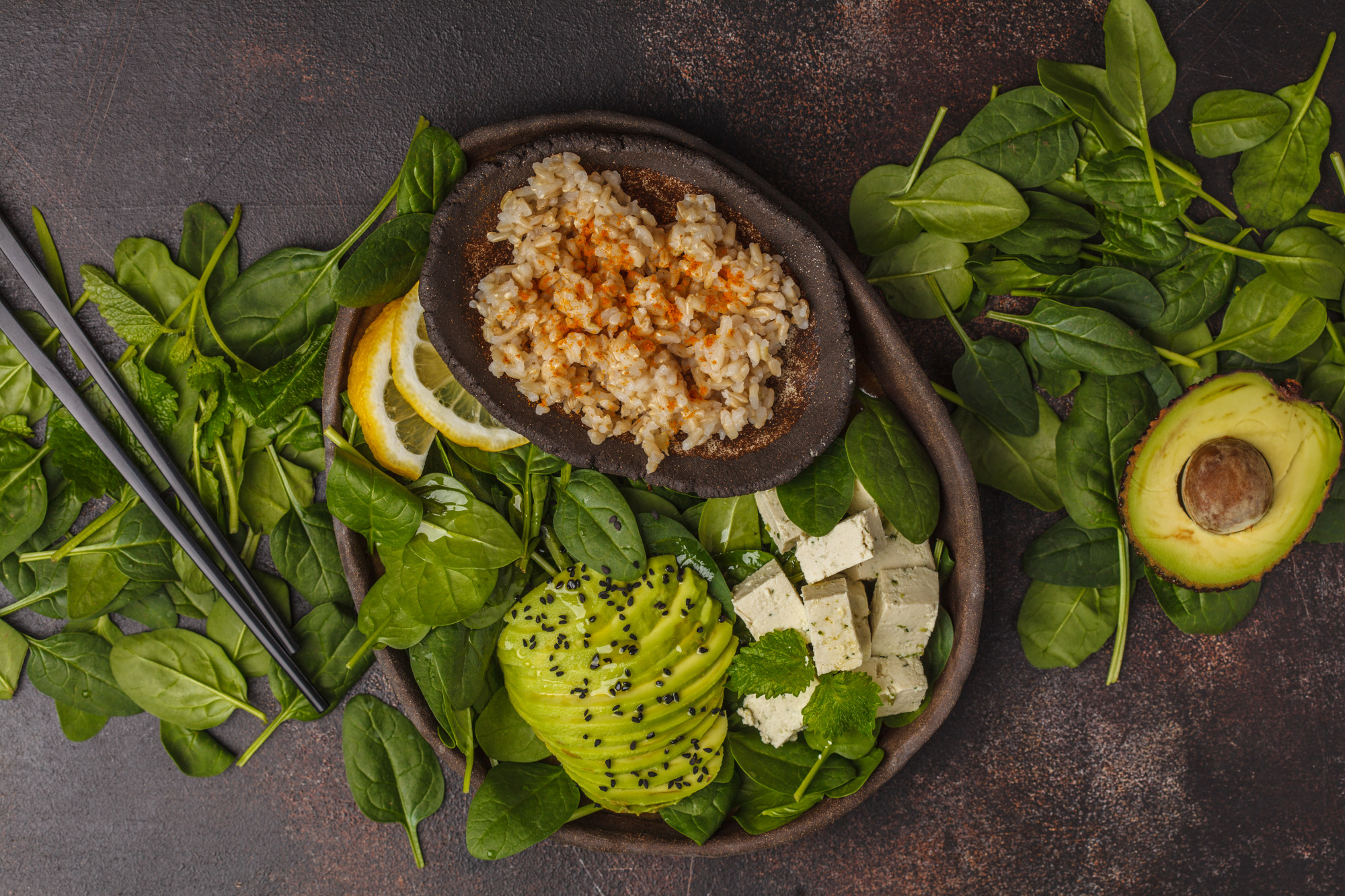 Dos profesionales en nutrición conversando sobre menús cotidianos